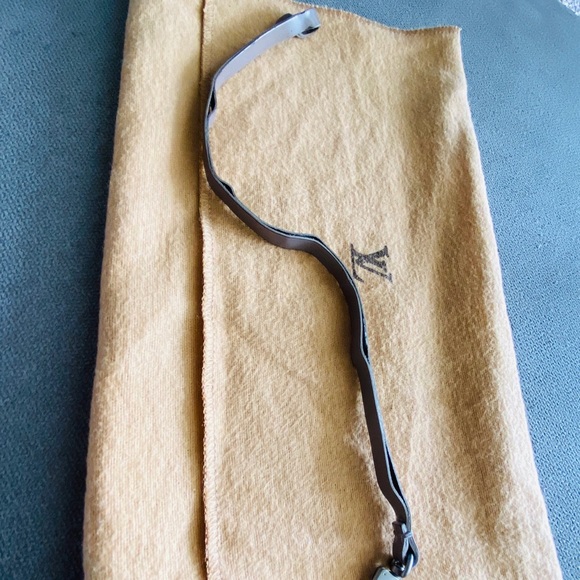 LOUIS VUITTON
Epi Pochette - Picture 8 of 8